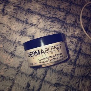 Dermablend setting powder translucent